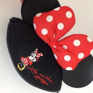 Disney Minnie Mouse loves & kisses ears with bow